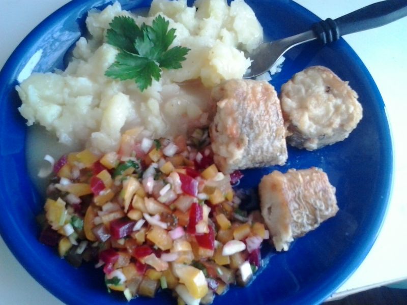 Sos z łupin cebuli do ryby lub dań mięsnych.