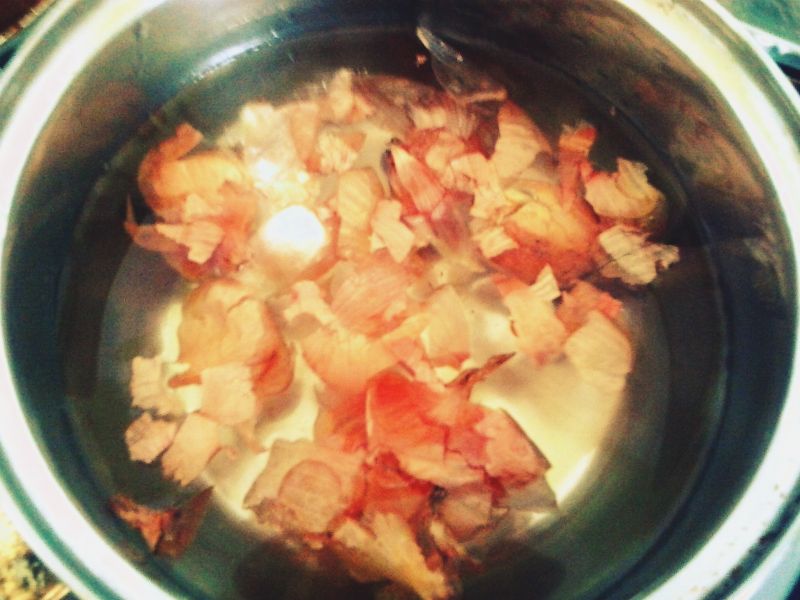Sos z łupin cebuli do ryby lub dań mięsnych.