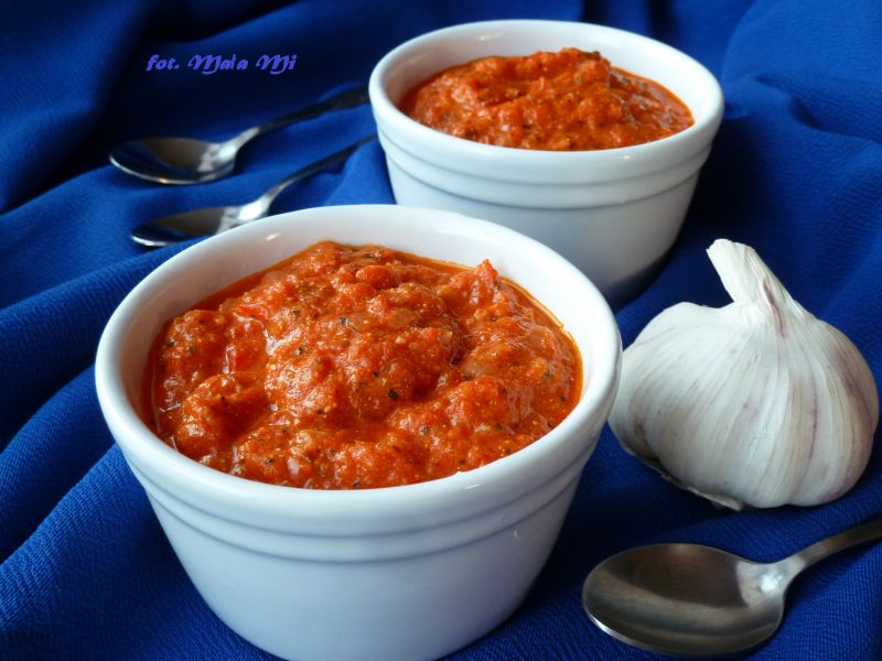 Sos z pieczonej papryki z serem feta