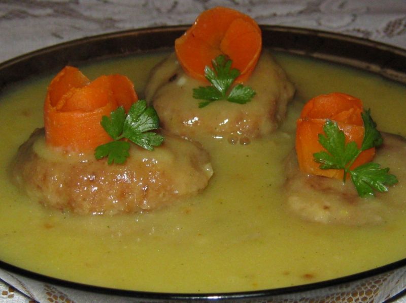 Sos z podsmażaną cebulką i zrazami 