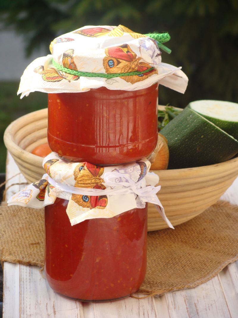 Sos z pomidorów i cukinii