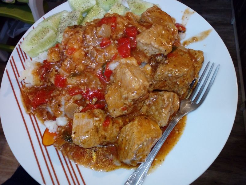 Sos z szynki z pomidorami i papryką