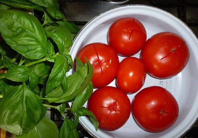 Sos ze świeżych pomidorów z bazylią
