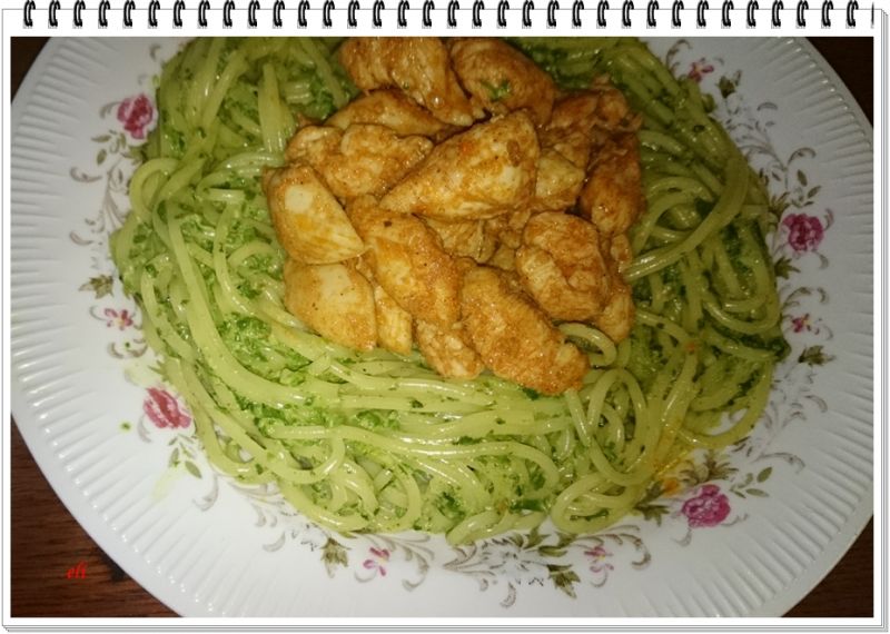 Spagetti  Eli z kurczakiem i sosem szpinakowym Spagetti  Eli z kurczakiem i sosem szpinakowym