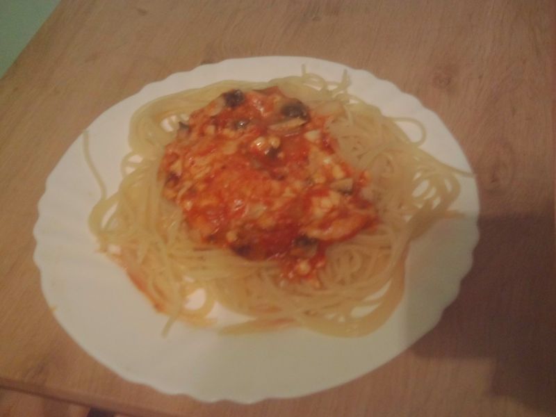 Spagetti z cebulą i pieczarkami Spagetti z cebulą i pieczarkami