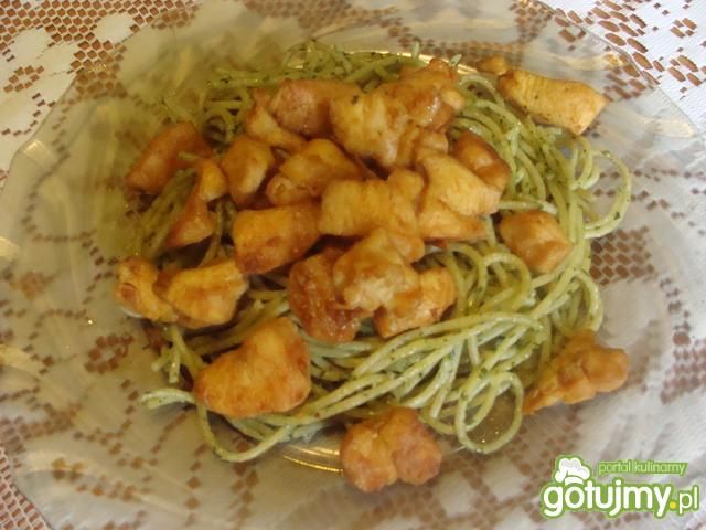 Spagetti z pesto i kąskami z piersi Spagetti z pesto i kąskami z piersi