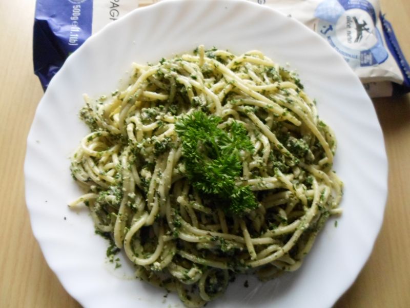 Spagetti z pesto pietriszkowo-miętowym Spagetti z pesto pietriszkowo-miętowym