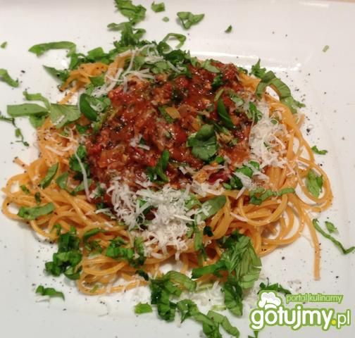 Spagetti z pomidorami i bazylią. Spagetti z pomidorami i bazylią.