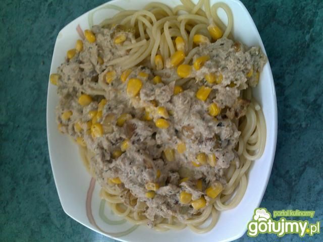 Spagetti z tuńczykiem w sosie śmietanowy Spagetti z tuńczykiem w sosie śmietanowy