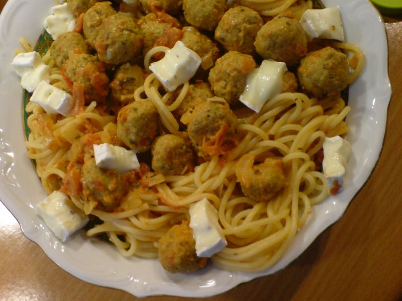 Spaghetii w pomidorach z klopsikami i camembert