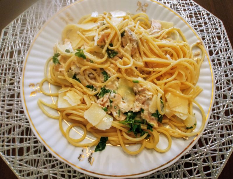 Spaghetti a'la carbonara z łososiem Spaghetti a'la carbonara z łososiem