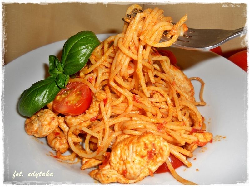Spaghetti alla mediterraneo z kurczakiem w pomidor