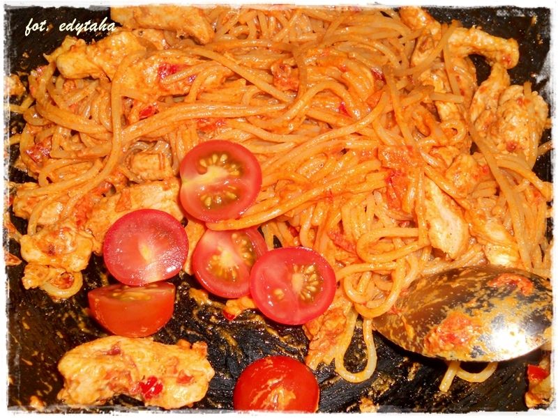 Spaghetti alla mediterraneo z kurczakiem w pomidor