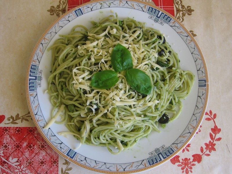 Spaghetti bazyliowe z oliwkami Spaghetti bazyliowe z oliwkami