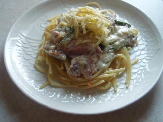 spaghetti boczek z cukinią. spaghetti boczek z cukinią.