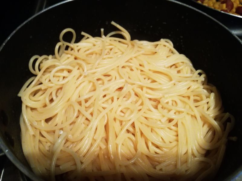 Spaghetti carbonara z frankfuterkami