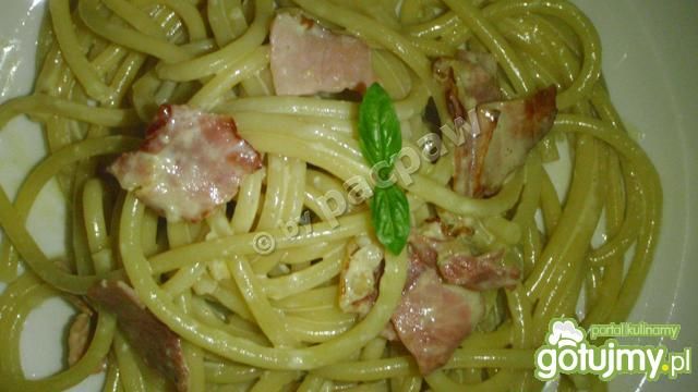 Spaghetti carbonara z polędwicą łososiow Spaghetti carbonara z polędwicą łososiow