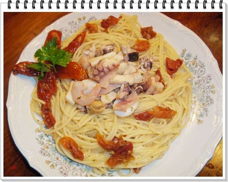 Spaghetti Eli z sałatką z owoców morza 