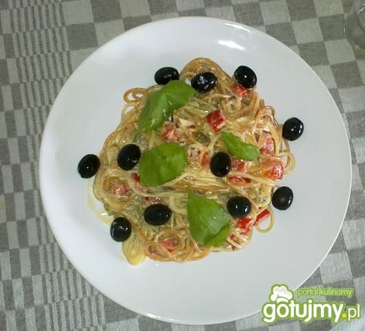 Spaghetti kolorowe z papryką. Spaghetti kolorowe z papryką.