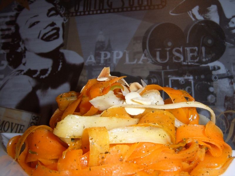 Spaghetti marchewkowo - pietruszkowe z migdałami Spaghetti marchewkowo - pietruszkowe z migdałami