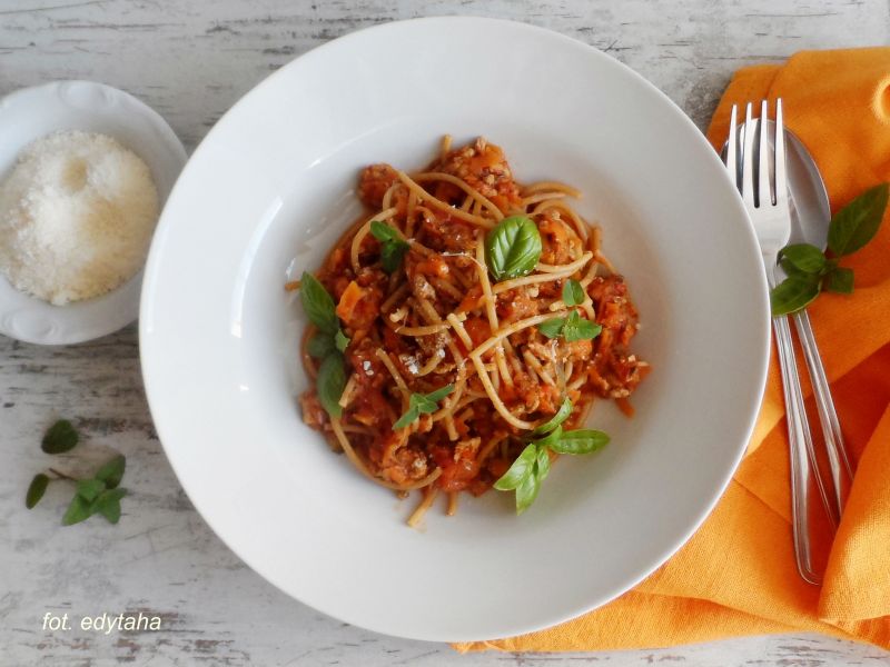 Spaghetti pełnoziarniste z domowym sosem Spaghetti pełnoziarniste z domowym sosem