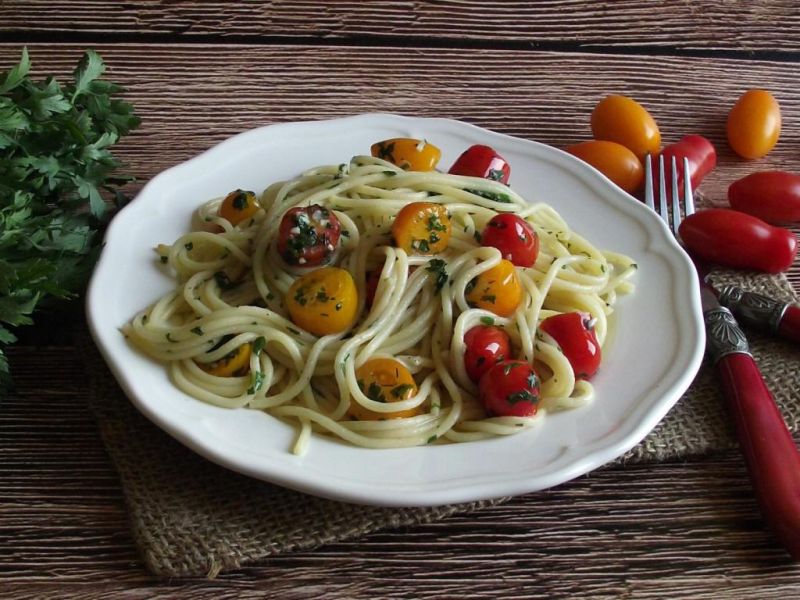 Spaghetti pietruszkowo czosnkowe z pomidorkami