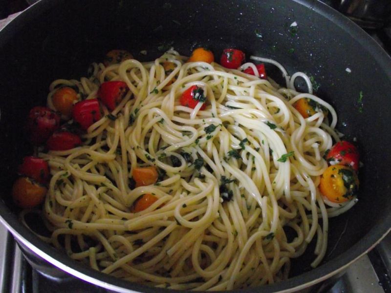 Spaghetti pietruszkowo czosnkowe z pomidorkami