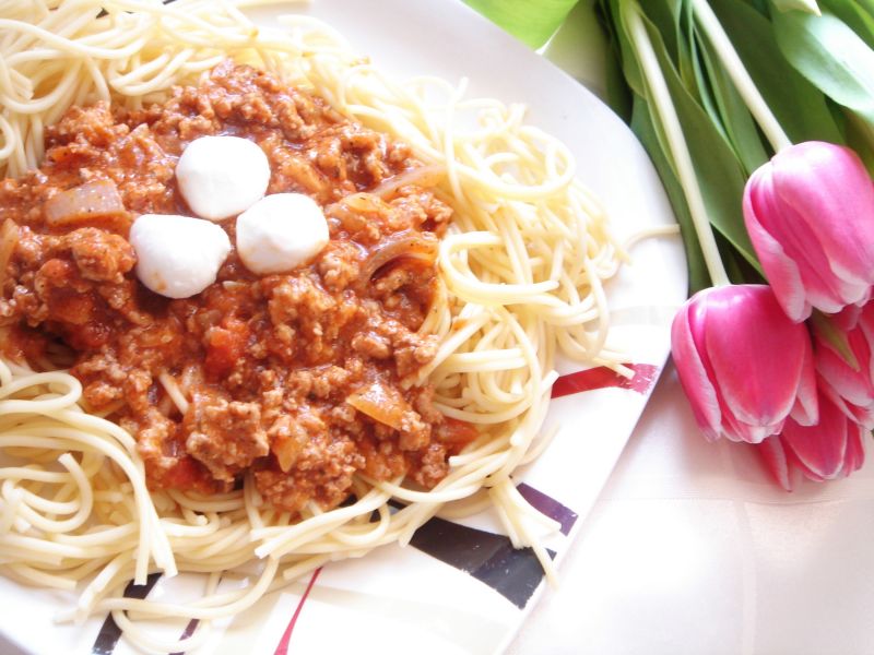 Spaghetti po bolońsku z mini mozzarellą Spaghetti po bolońsku z mini mozzarellą