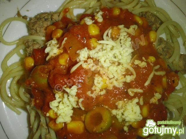 Spaghetti pomidorowe z tuńczykiem