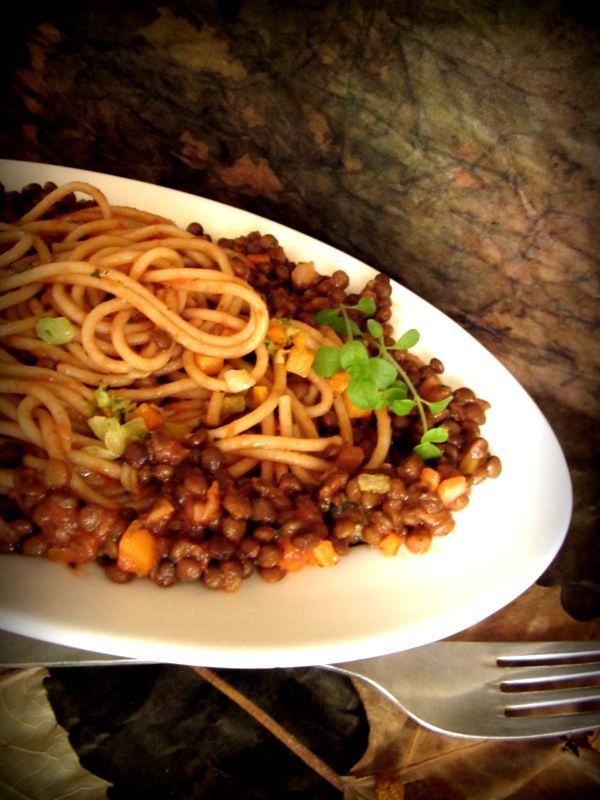 Spaghetti razowe z sosem pomidorowym i soczewicą