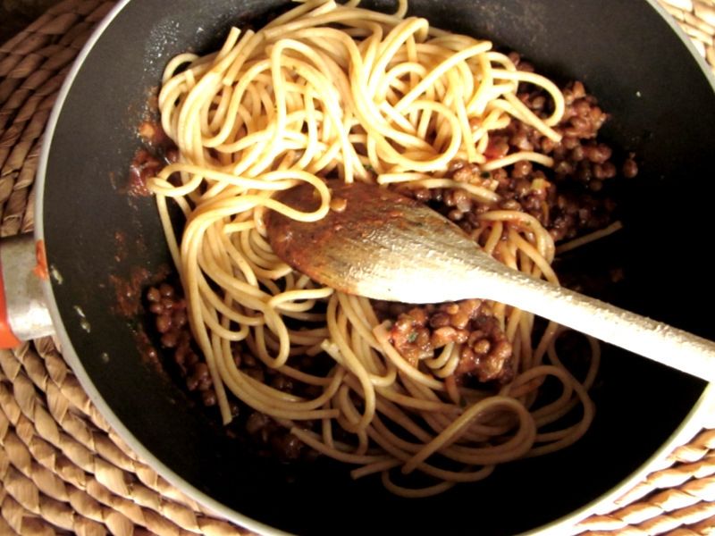 Spaghetti razowe z sosem pomidorowym i soczewicą
