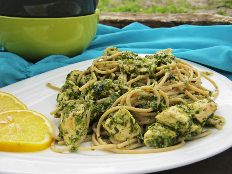 Spaghetti razowe ze szpinakiem, kurczakiem i pesto