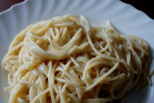 Spaghetti serowo-pieprzne 