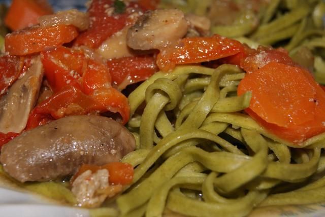 Spaghetti szpinakowe z warzywami