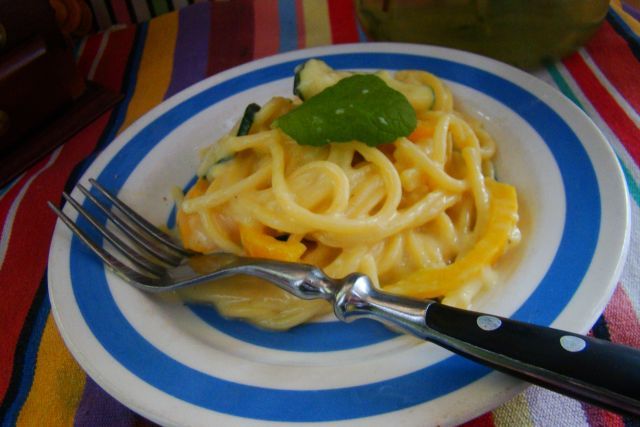 Spaghetti w sosie serowym z cukinią i papryką