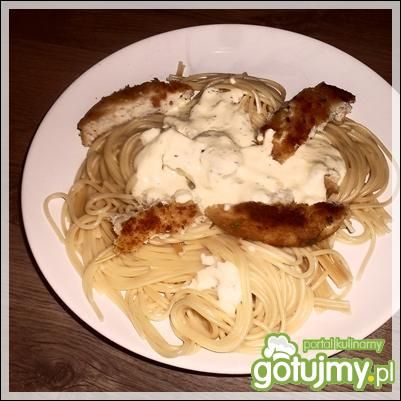 Spaghetti w sosie serowym z kotletami