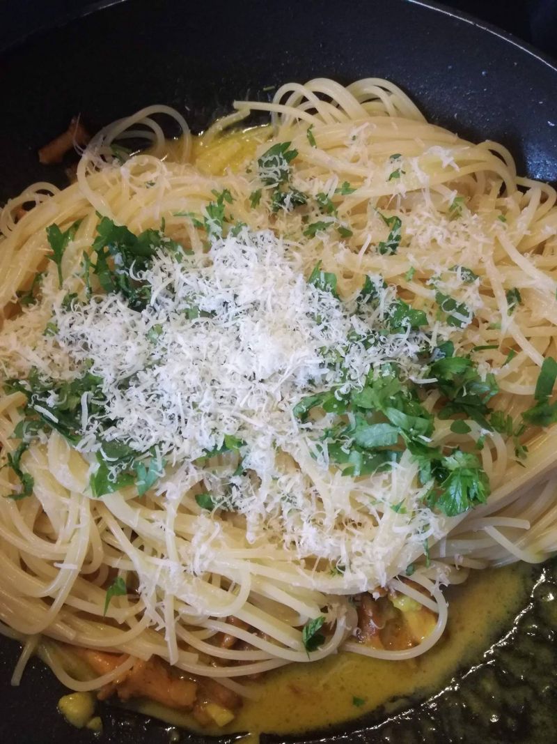 Spaghetti w winnym sosie z kurkami