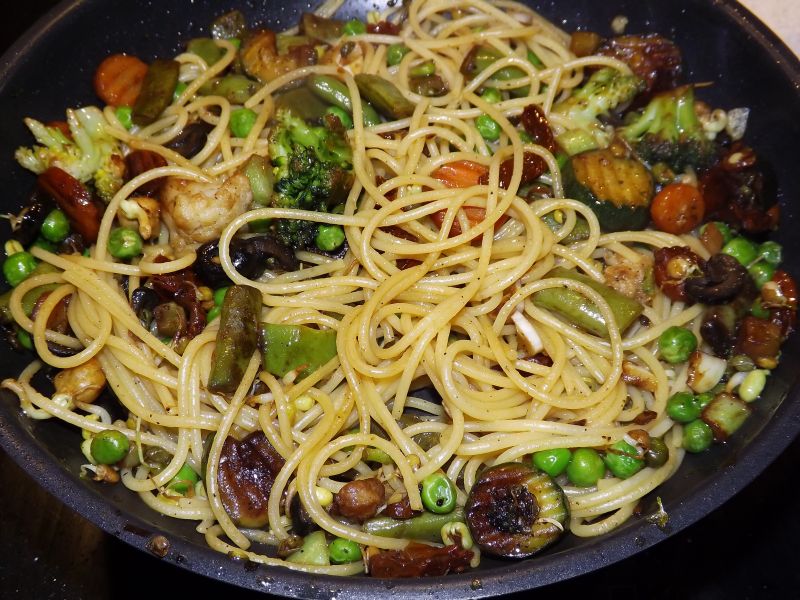 Spaghetti włoskie z warzywami i salami