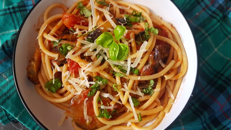 Spaghetti z bakłażanem i pomidorami Spaghetti z bakłażanem i pomidorami