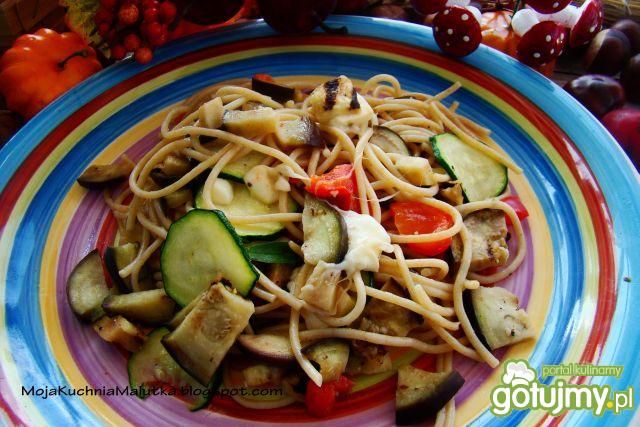 Spaghetti z bakłażanem i serem mozzarell Spaghetti z bakłażanem i serem mozzarell