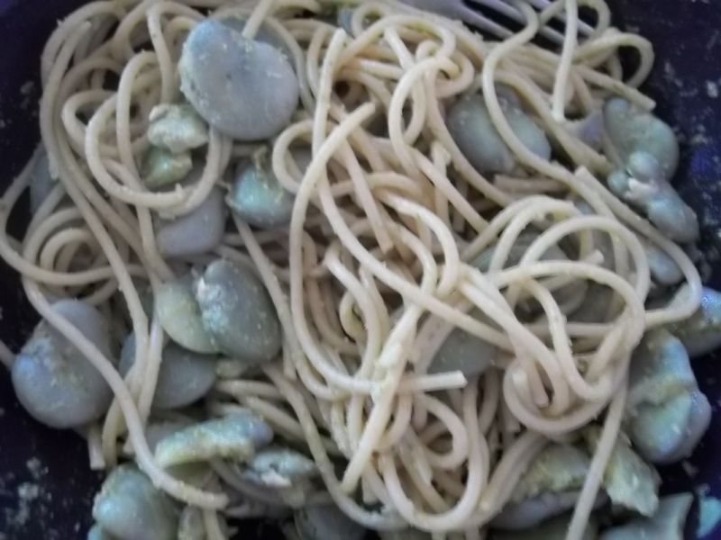 Spaghetti z bobem i pesto
