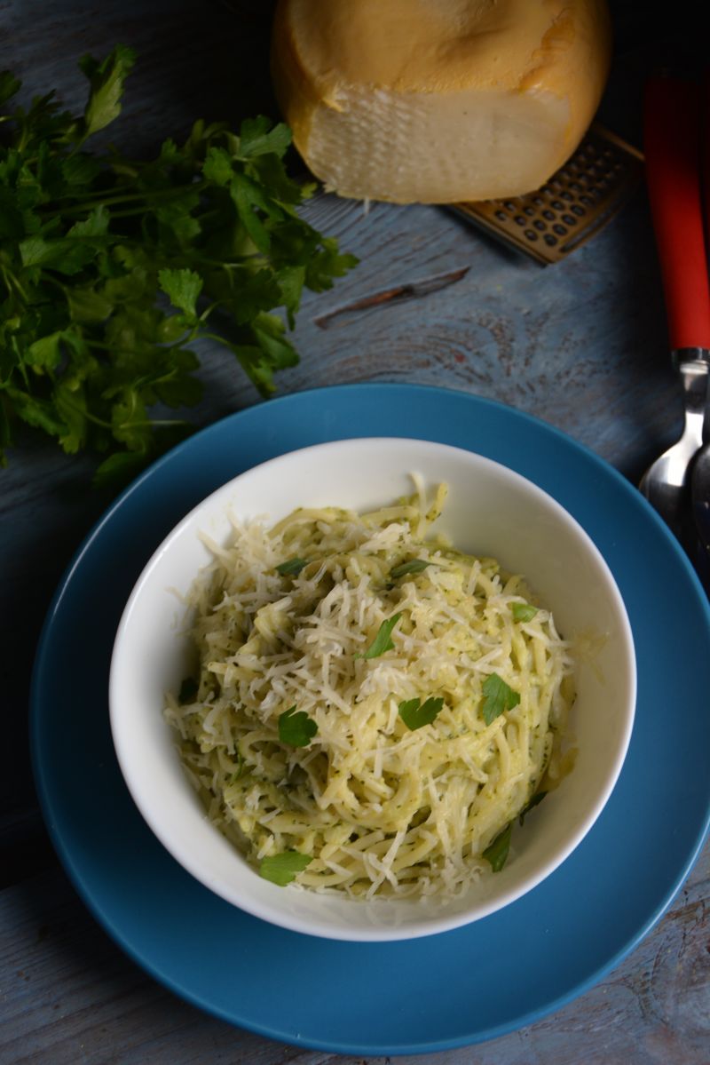 Spaghetti z brokułem i serem pleśniowym Spaghetti z brokułem i serem pleśniowym