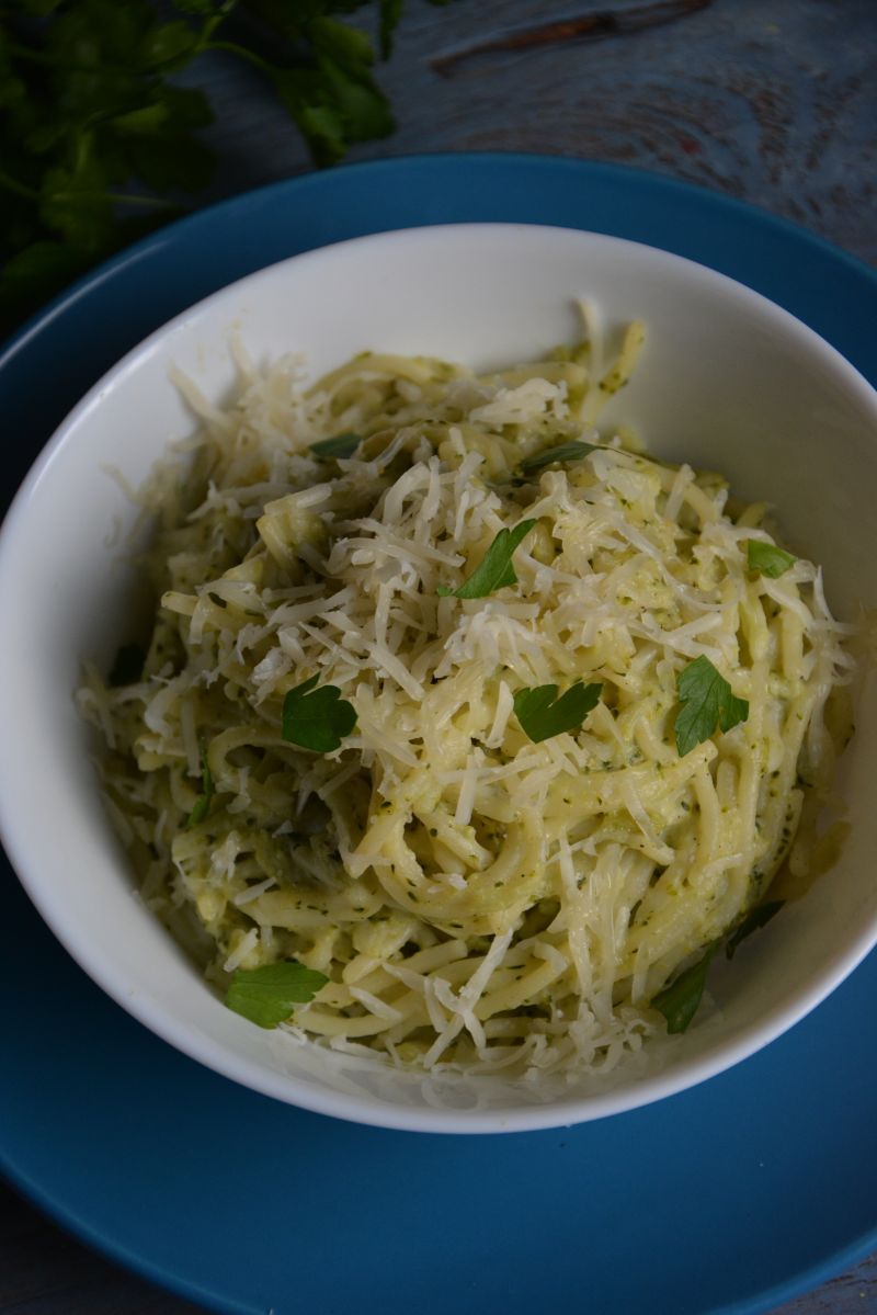 Spaghetti z brokułem i serem pleśniowym Spaghetti z brokułem i serem pleśniowym