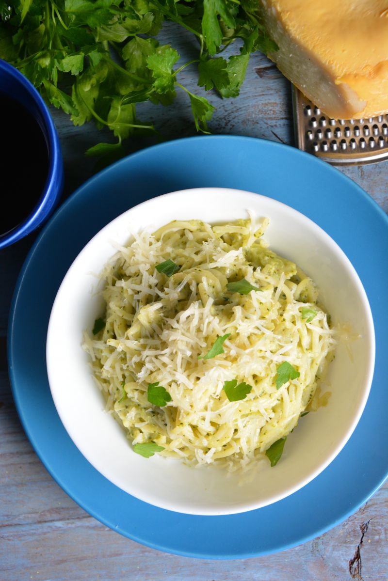 Spaghetti z brokułem i serem pleśniowym Spaghetti z brokułem i serem pleśniowym