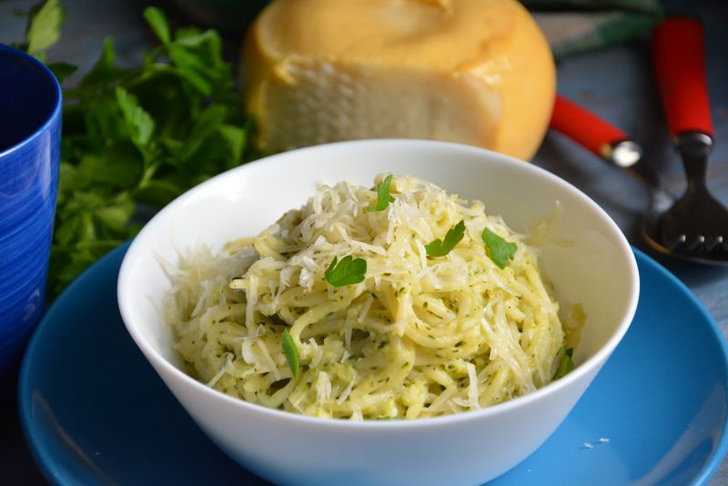 Spaghetti z brokułem i serem pleśniowym Spaghetti z brokułem i serem pleśniowym