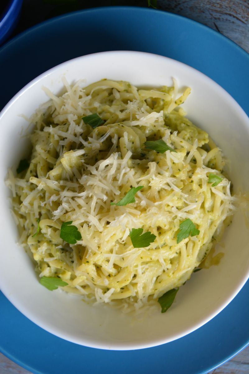 Spaghetti z brokułem i serem pleśniowym Spaghetti z brokułem i serem pleśniowym