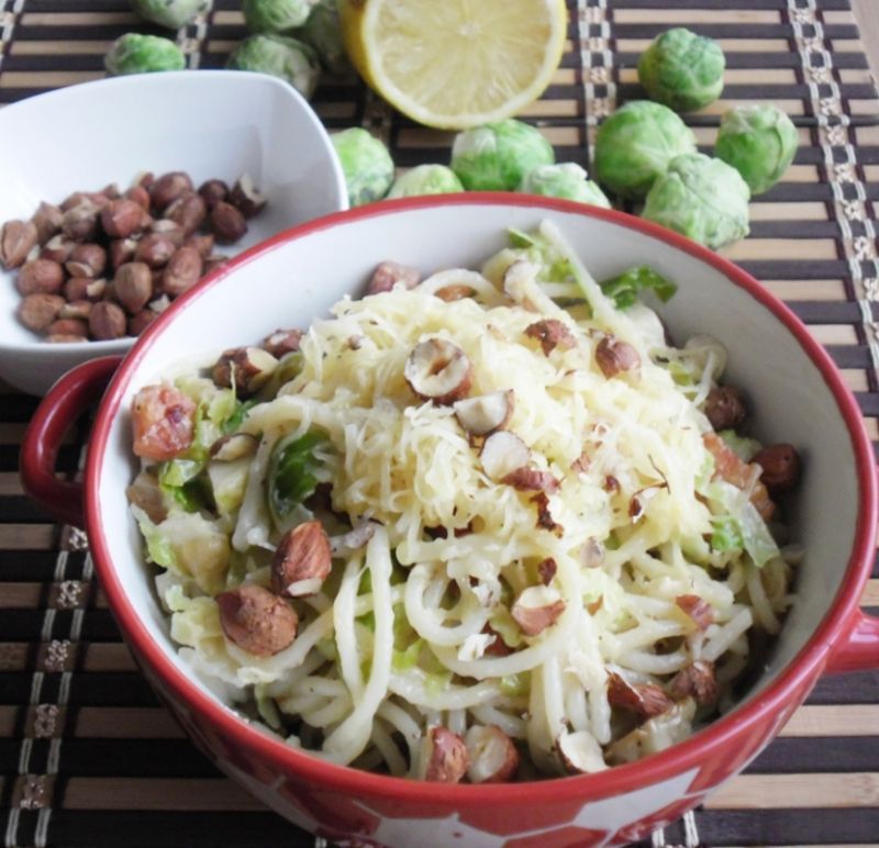 Spaghetti z brukselką i orzechami  Spaghetti z brukselką i orzechami