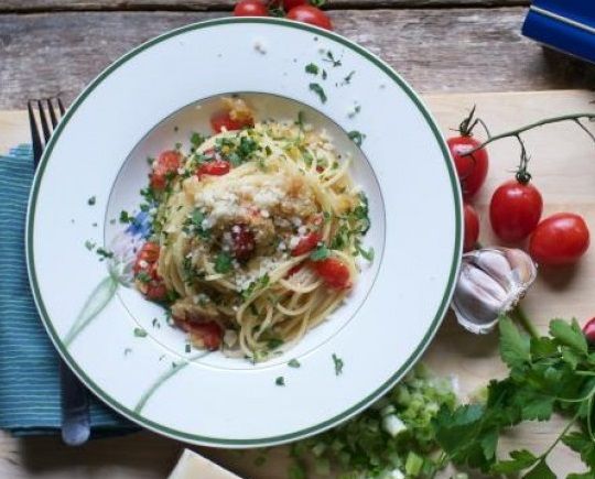 Spaghetti z cebulą dymką i peperoncino Spaghetti z cebulą dymką i peperoncino