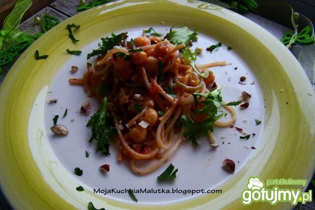 Spaghetti z ciecierzycą i orzechami  Spaghetti z ciecierzycą i orzechami