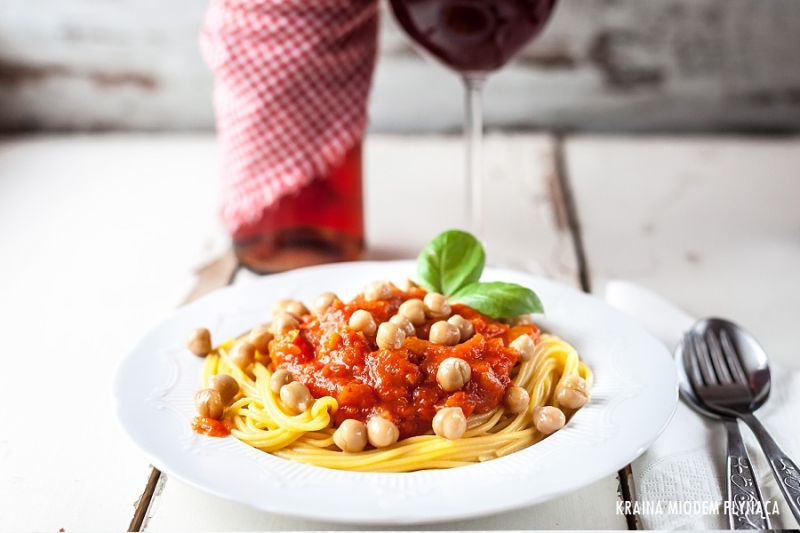Spaghetti z cieciorką w sosie bałkańskim Spaghetti z cieciorką w sosie bałkańskim